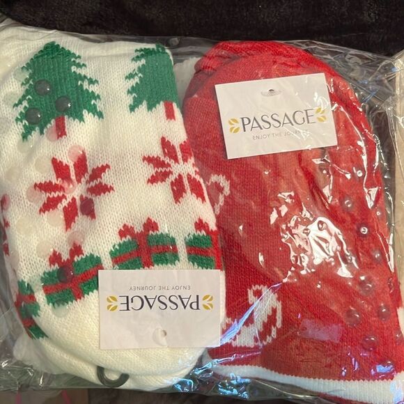 NWT PASSAGE SHERPA THICK CHRISTMAS SLIPPER SOCKS WITH STICKY BOTTOMS 6-10. 2pk - Picture 3 of 4